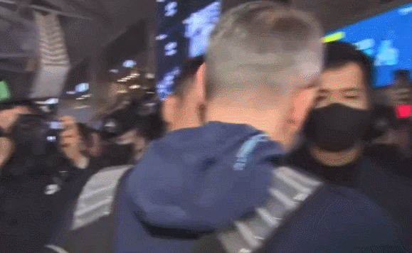 파울루 벤투 감독이 13일 인천국제공항에서 출국장으로 나서기 직전 한국인 코치진과 인사를 나누며 눈물을 보이고 있다. 트위터 영상 캡처