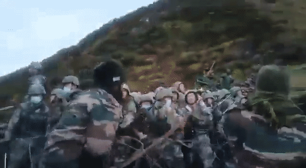 지난해 9월 인도와 중국 국경의 실질통제선(LAC) 인근에서 촬영된 것으로 추정되는 인도군과 중국군의 충돌 영상 일부. 트위터 캡처