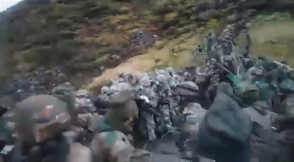 지난해 9월 인도와 중국 국경의 실질통제선(LAC) 인근에서 촬영된 것으로 추정되는 인도군과 중국군의 충돌 영상 일부. 트위터 캡처