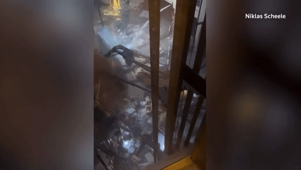 독일 수도 베를린의 한 호텔 안에 있는 초대형 수족관이 터져 2명이 다치고 투숙객 350여명이 대피했다 (영상=로이터)