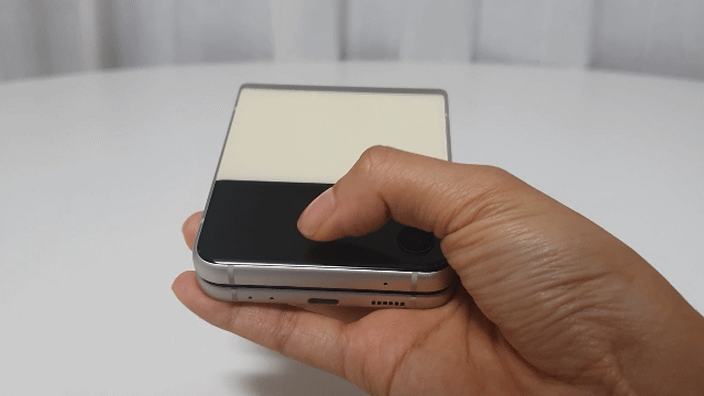 갤럭시Z플립3. 커버 화면에 움직이는 GIF 파일을 띄울 수 있다. [사진=박지영 기자]