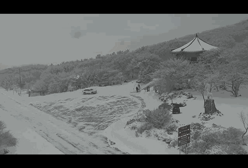 18일 한라산에 이날 하루만 30cm 이상 눈이 내렸다. 영상은 이날 오후 5시 한라산 국립공원관리소 CCTV에 찍힌 1100고지 휴게소 눈 쌓인 모습. 주차장과 계단의 눈을 누군가 치우고 있는 모습도 확인할 수 있다.〈영상=한라산 국립공원관리소 CCTV〉