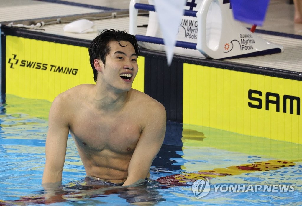 8번 레인의 기적'…황선우, 쇼트코스 세계선수권 자유형 200m '2연패'