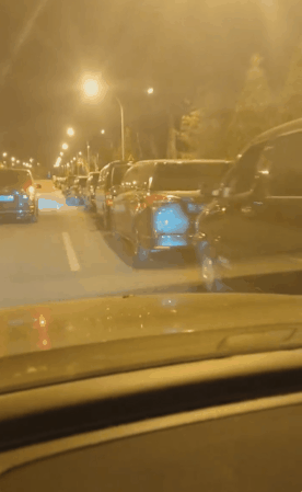 ‘베이징의 한 화장장에 들어가기 위해 길게 늘어선 차량들’이라는 제목으로 트위터에 공개된 영상