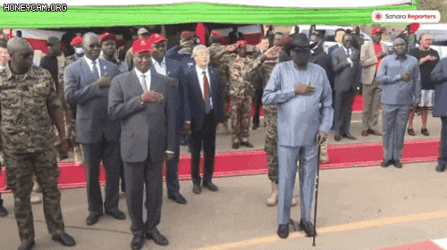 지난 13일 진행된 남수단 도로 기공식 행사에 참석한 살바 키르 대통령이 소변 실수를 하는 영상이 생방송 됐다. /사하라TV