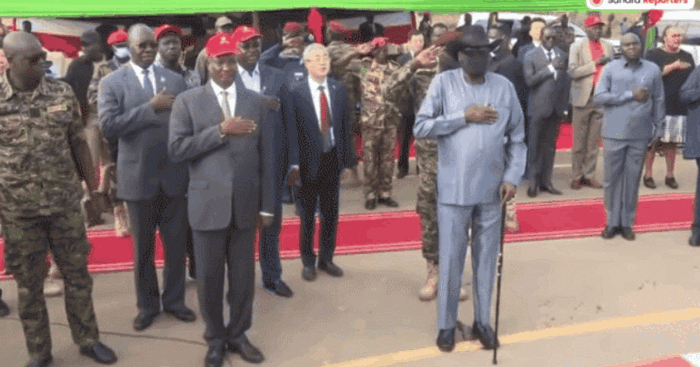 마야르디트 남수단 대통령이 생방송 중 소변 실수를 하는 모습. 사진출처 Sahara TV 유튜브