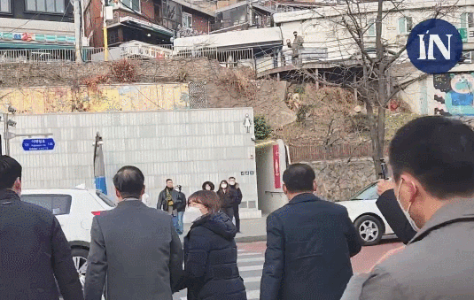 한덕수 국무총리가 19일 10·29 참사(이태원 참사) 희생자 합동분향소를 찾았다가 유족들 항의로 자리를 뜨며 빨간신호등이 켜져 있는 도로를 건너는 모습. 시사In TV 캡처