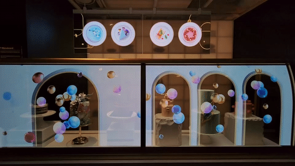 투명 OLED가 적용된 케이크 쇼케이스에 가격 정보 및 제품 설명, 각종 그래픽이 뜨고 있다. /최지희 기자