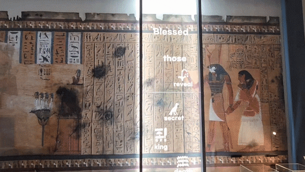 박물관 내 희미해지거나 손상돼 의미를 알 수 없는 이집트의 상형 문자 전시작에 투명 OLED가 적용돼 원본 보충 설명 및 해석이 뜨고 있다. /최지희 기자