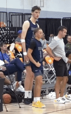 덩크슛은 물론이고 몸싸움에도 거침이 없는 고교생 올리비에 리우가 게임에서 성인 못지않은 경기력으로 주목받고 있다. ./트위터