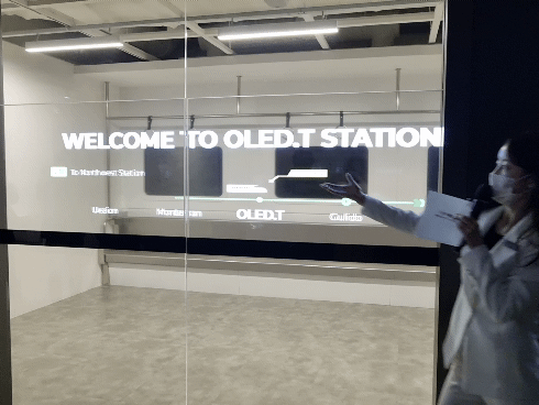 스크린 도어에 투명 OLED를 적용한 '티 스크린 도어(T-Screen Door)'. 광고와 지하철 노선도, 운행 정보, 열차 내 혼잡도 등의 정보를 실시간으로 제공할 수 있는 솔루션이다. 김민지 기자