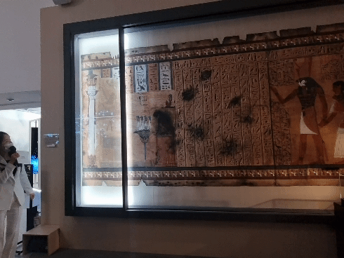 투명 OLED가 적용된 박물관용 ‘슬라이딩 T-도슨트(Sliding T Docent)’ 솔루션이 유물의 복원 모습을 생생하게 보여주고 있다. 김민지 기자