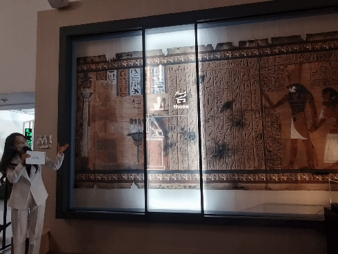 투명 OLED가 적용된 박물관용 ‘슬라이딩 T-도슨트(Sliding T Docent)’ 솔루션이 고대 이집트 유물의 고대문자를 해석해주고 있다. 김민지 기자