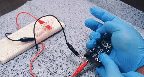 김해진 박사 연구팀이 개발한 세계 최고 수준의 ‘전고체전지’ 기술. 자유롭게 구부리거나, 잘라 내거나, 전지의 내부를 공기에 노출시켜도 폭발 위험 없이 안정적으로 작동한다. [한국기초과학지원연구원 제공]