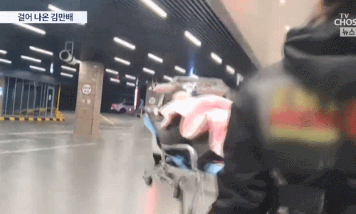 27일 밤 11시30분쯤 경기도의 한 병원에 이송된 김만배씨가 들것에 실린 채 응급실로 들어가고 있다. TV조선 보도화면 캡처