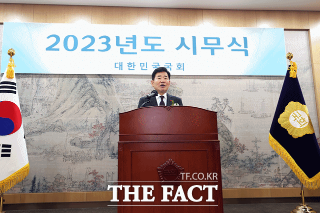 김진표 국회의장은 2일 오전 국회접견실에서 2023년도 국회 시무식에 참석해 "올해는 우리 국회 역사에 기록될 중요한 과업이 기다리고 있는 중요한 한해"라며 "개헌을 본격적으로 추진하고 승자독식의 정치문화를 반복하지 않도록 선거법을 비롯한 정치관련 법률 정비도 서두르겠다"고 밝혔다. /국회 제공