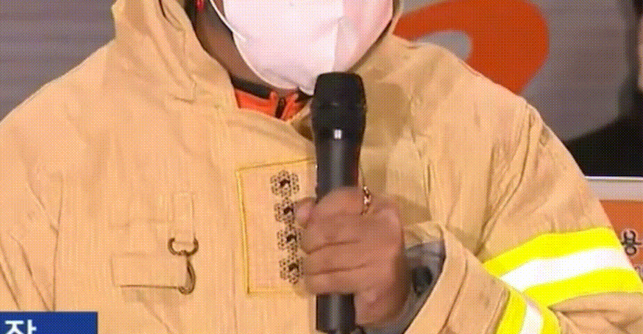 이태원 참사 당일 최성범 용산소방서장이 마이크 든 손을 떨며 언론 브리핑을 하는 장면/사진=온라인 커뮤니티 갈무리