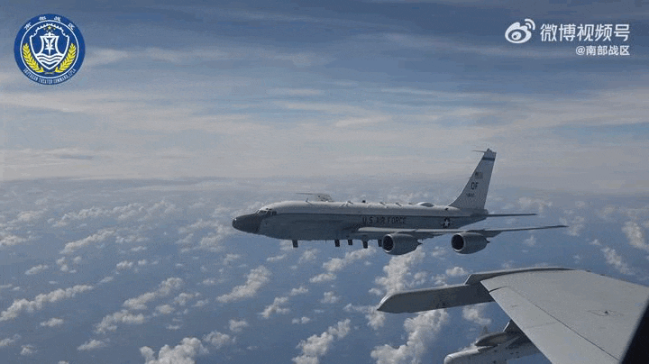 중국 인민해방군 남부전구 사령부가 지난달 31일 공개한 중국 전투기가 촬영한 영상. 중국군은 “미군 정찰기의 위험한 접근 기동이 중국 군용기의 비행 안전에 심각한 영향을 미쳤다”면서 "미군이 여론을 조작하고 흑백을 전도했다”고 했다./중국군 남부전구 사령부