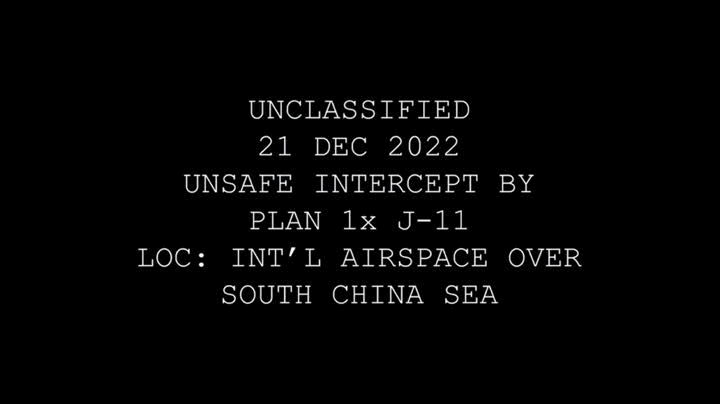 지난달 29일 미군이 공개한 영상. 지난달 21일 남중국해에서 비행하던 미국 정찰기 옆에서 중국 J-11 전투기가 비행하고 있다./미국 인도태평양사령부