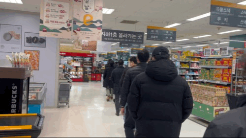 이마트 용산점에서 위스키를 구매하려고 줄 서 있던 소비자들이 매장 관계자 인솔에 따라 매장 안으로 들어가고 있다. ⓒ News1 신민경 기자