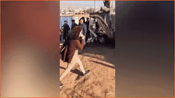 복장이 불량하다는 이유로 17세 여성을 집단으로 공격한 이라크 남성들. /영상=트위터