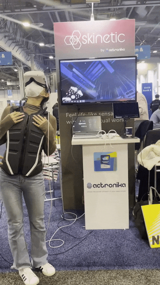 액트로니카의 '스키네틱'은 사용자의 행동, 자세를 실시간으로 반영해 촉감을 자극한다. 등을 굽히면 가상세계 속 빗방울은 등에만 떨어지고, 하늘을 바라보면 가슴팍에만 떨어진다.