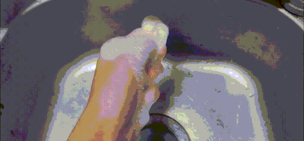 물을 약간 묻힌 뒤 비빈 종이 수세미의 모습. ⓒ 뉴스1 김예원 기자