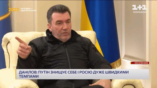 올렉시 다닐로우(왼쪽) 우크라이나 국가안보국방위원회 서기가 8일(현지시간) 현지 방송과 인터뷰를 하고 있는 영상이다. [TCH 유튜브채널]