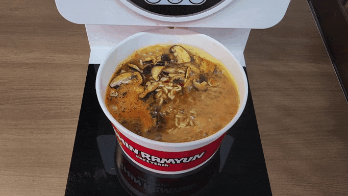 신라면 카페테리아는 한강 라면처럼 직접 끓여 먹는 방식이다./사진=김아름 기자 armijjang@