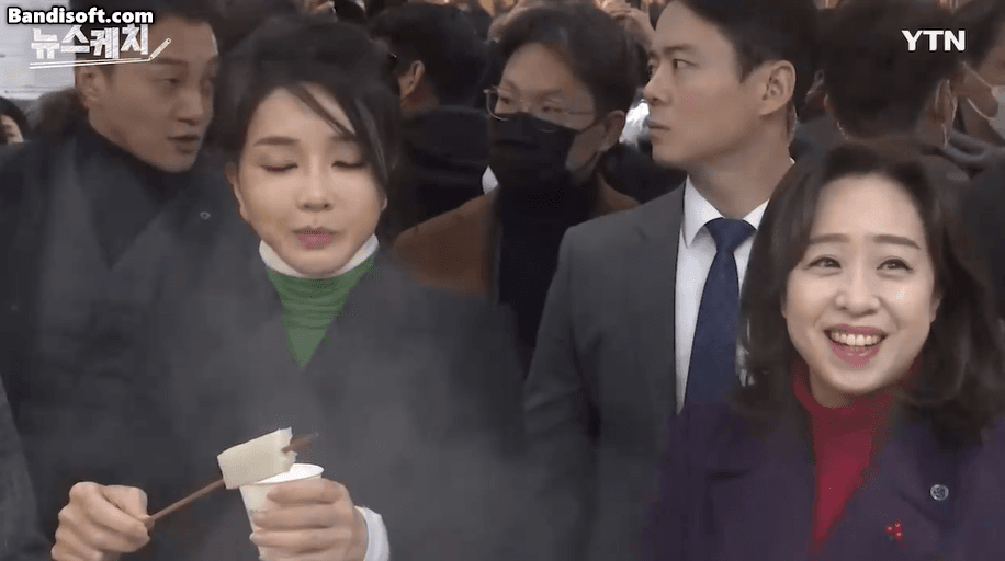 어묵 가게에서 상인의 말에 감사하다 웃음으로 화답한 김건희 여사 (영상=YTN)