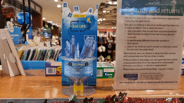 호주는 2040년 플라스틱 100% 재사용을 추진 중이다. 호주 북준주(州) 다윈 국제공항 등 지역 중심가에서는 폐플라스틱을 재활용한 제품도 다수 판매 중이다. 100% 재활용 플라스틱으로 만든 펜이 플라스틱병에 꽂혀있는 게 인상적이다. ⓒ 뉴스1 황덕현 기자