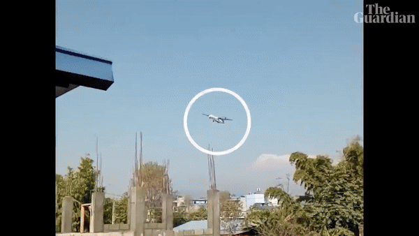 한 주민이 촬영한 것으로 보이는 영상에서 사고기가 활강하던 중 갑자기 기체가 90도 가까이 꺾인다. 영상에선 직후 커다란 굉음이 들렸다. [가디언 유튜브채널]