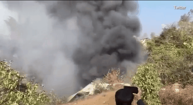 네팔 포카라의 여객기 추락 현장