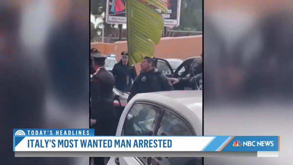 16일(현지시간) 이탈리아 시칠리아 삼 팔레르모 병원에서 붙잡힌 ‘마지막 갓파더’ 마테오 메시나 데나로가 경찰차를 향해 끌려가고 있다. [투데이 유튜브채널 캡처]