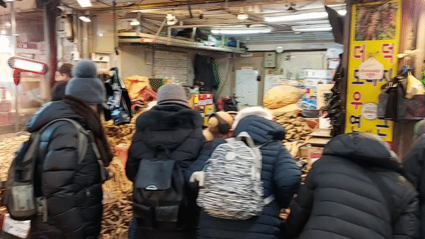 16일 서울 동대문구 경동시장 내 한 임산물가게에서 시민이 물건을 고르고 있다. 김희량 기자