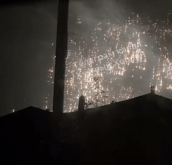 17일 밤(현지시간) 우크라이나 남부 헤르손에 러시아군이 투하한 것으로 추정되는 소이탄이 비처럼 쏟아지고 있다. 2023.1.18 유로마이단프레스