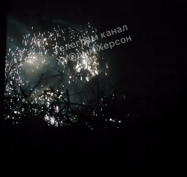 17일 밤(현지시간) 우크라이나 남부 헤르손에 러시아군이 투하한 것으로 추정되는 소이탄이 비처럼 쏟아지고 있다. 2023.1.18 유로마이단프레스