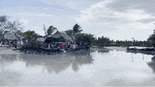 이달 9일 오후 5시 30분쯤, 키리바시 타라와 섬 에이타 테비케니코라 커뮤니티에 만조가 다가오자 마을 안까지 바닷물이 들어차고 있다. 에이타(키리바시)=장수현 기자