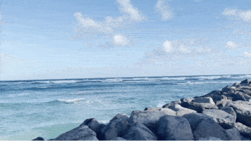 이달 10일 방문한 키리바시 타라와 섬의 템와이쿠 해변. 만조가 다가오자 파도가 돌 방파제 끝까지 올라와 물이 밖으로 튀고 있다. 템와이쿠(키리바시)=장수현 기자