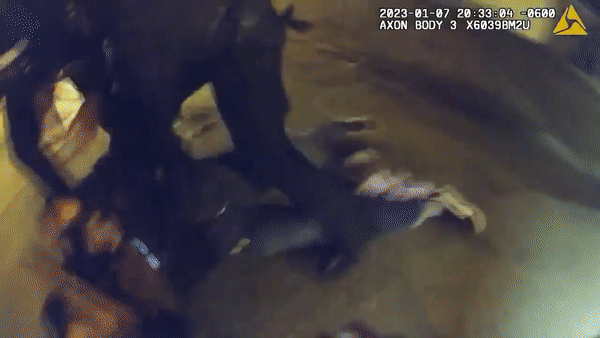 지난 7일 미국 테네시주 멤피스 경찰들이 흑인 청년 타이어 니컬스를 집단으로 폭행해 그가 숨지는 사건이 발생했다. 영상은 당시 폭행 장면이 담긴 모습. 〈영상=CNN NEWSOURCE 제공〉