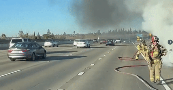 소방관들이 미국 캘리포니아주 고속도로를 달리던 테슬라 전기차의 배터리에서 발생한 화재를 진압하는 모습. 〈영상=미국 새크라멘토 메트로 소방국 트위터〉