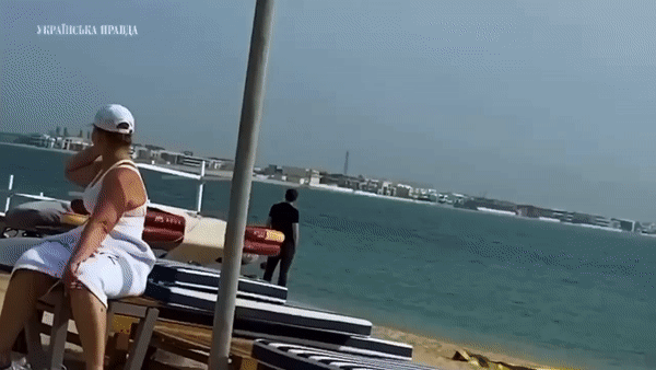 지난 5일 두바이 5성급 호텔 빌라 전용 해변에서 목격된 율리아 티모셴코 전 우크라이나 총리. [프론트라인 뉴스 유튜브채널]
