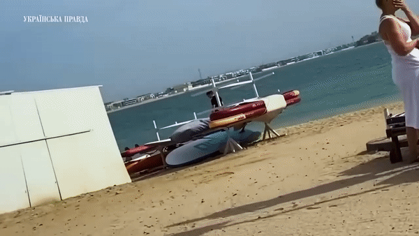 지난 5일 두바이 5성급 호텔 빌라 전용 해변에서 목격된 율리아 티모셴코 전 우크라이나 총리가 카메라를 보자 황급히 자리를 뜨고 있다. [프론트라인 뉴스 유튜브채널]