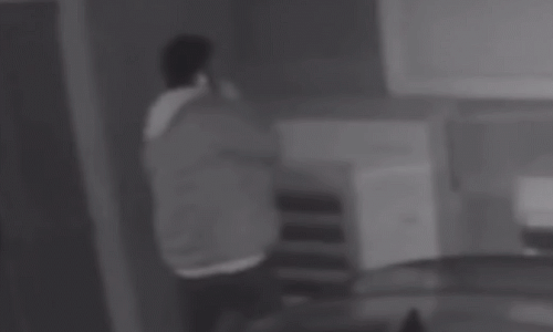한 건물 외벽에 설치된 에어컨 실외기에 노상방뇨를 하는 남성의 모습이 온라인에 공개됐다. 보배드림 인스타그램 캡처