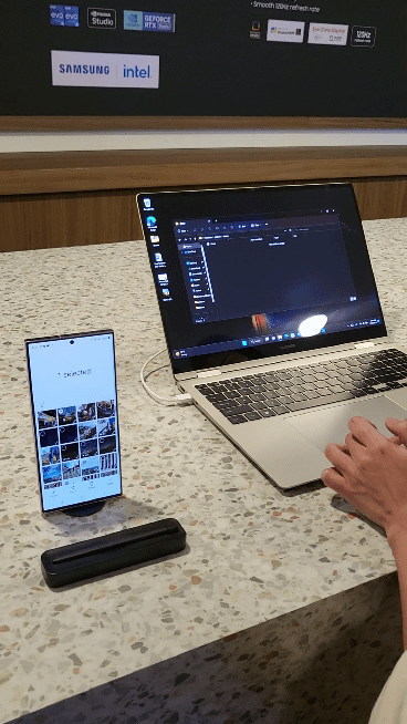 갤럭시S23울트라(왼쪽)에서 '멀티 컨트롤' 기능을 활용해 갤럭시 북3 울트라로 사진을 옮기고 있다.ⓒ데일리안 남궁경 자