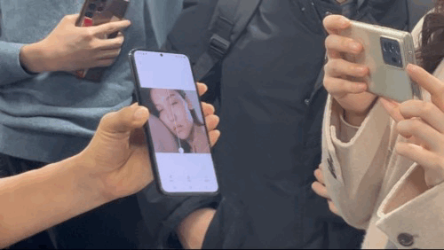 2일 서울 중구 삼성전자 기자실에서 열린 미디어 브리핑에 참석한 삼성전자 관계자가 플래그십(최상위기종) 스마트폰 갤럭시S23 기기 내 편집 기능을 통해 움직이는 이미지(gif) 파일 노이즈를 보정하고 있다. 사진=임수빈 기자