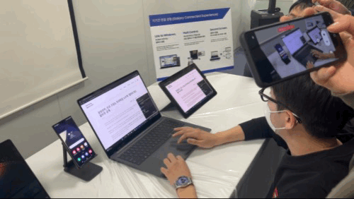 2일 서울 중구 삼성전자 기자실에서 열린 미디어 브리핑에 참석한 삼성전자 관계자가 갤럭시 북3 프로 시리즈 기능 중 세컨드 스크린(갤럭시 탭을 PC의 외장 모니터로 사용하는 것)을 선보이고 있다. 사진=임수빈 기자