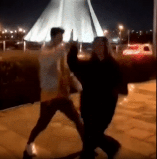 이란 20대 커플이 거리에서 춤을 추는 모습을 SNS에 올렸다가 경찰에 체포됐다. 유튜브 영상 갈무리