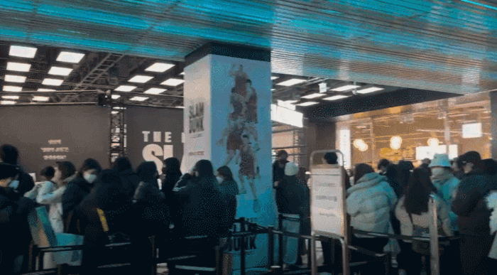 지난달 27일 오전 서울 여의도 더현대 서울 지하 2층에서 진행 중인 ‘더 퍼스트 슬램덩크’ 팝업스토어. [최아영 기자]