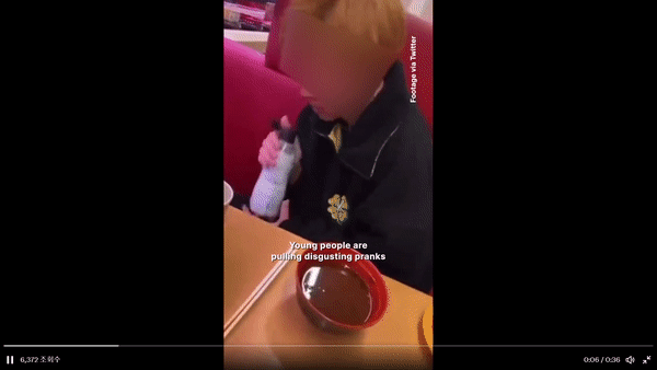 일본의 한 식당에서 손님들이 초밥에 침을 묻히거나 간장병을 입으로 핥는 등의 모습이 담긴 영상이 퍼져 논란이다. 영상은 일본의 한 남성이 초밥에 침을 묻히는 모습. /영상=트위터 캡처